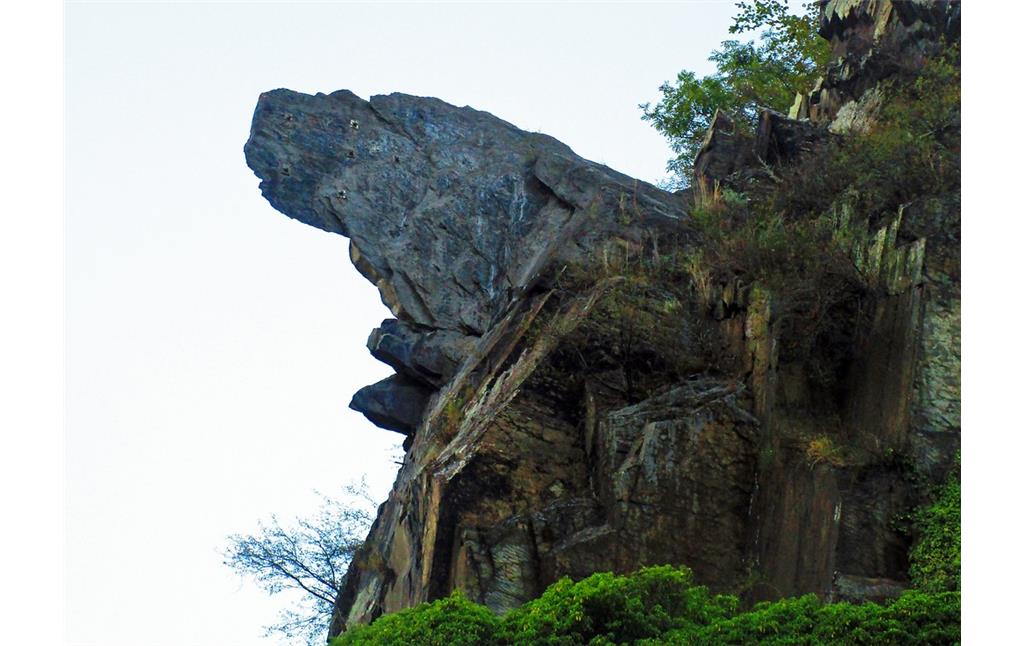 Der als Naturdenkmal geschützte Felsvorsprung "Bunte Kuh" über dem Ahrtal bei Bad Neuenahr-Ahrweiler-Walporzheim (2019).