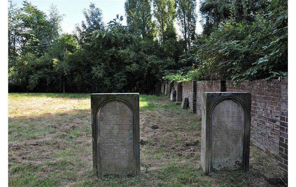 Grabsteine auf dem jüdischen Friedhof Mattlerbusch in Hamborn (2016).