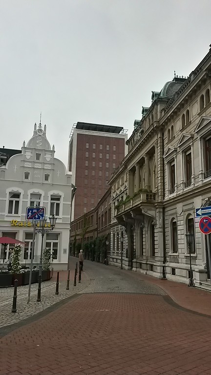 Blick in die Underbergstraße in Rheinberg mit dem Stammhaus der Firma Underberg (2016).