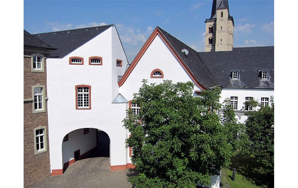 Ehemalige Benediktinerabtei Brauweiler, Blick vom südlichen Innenhof auf die Abteikirche und die Klostergebäude (2011).