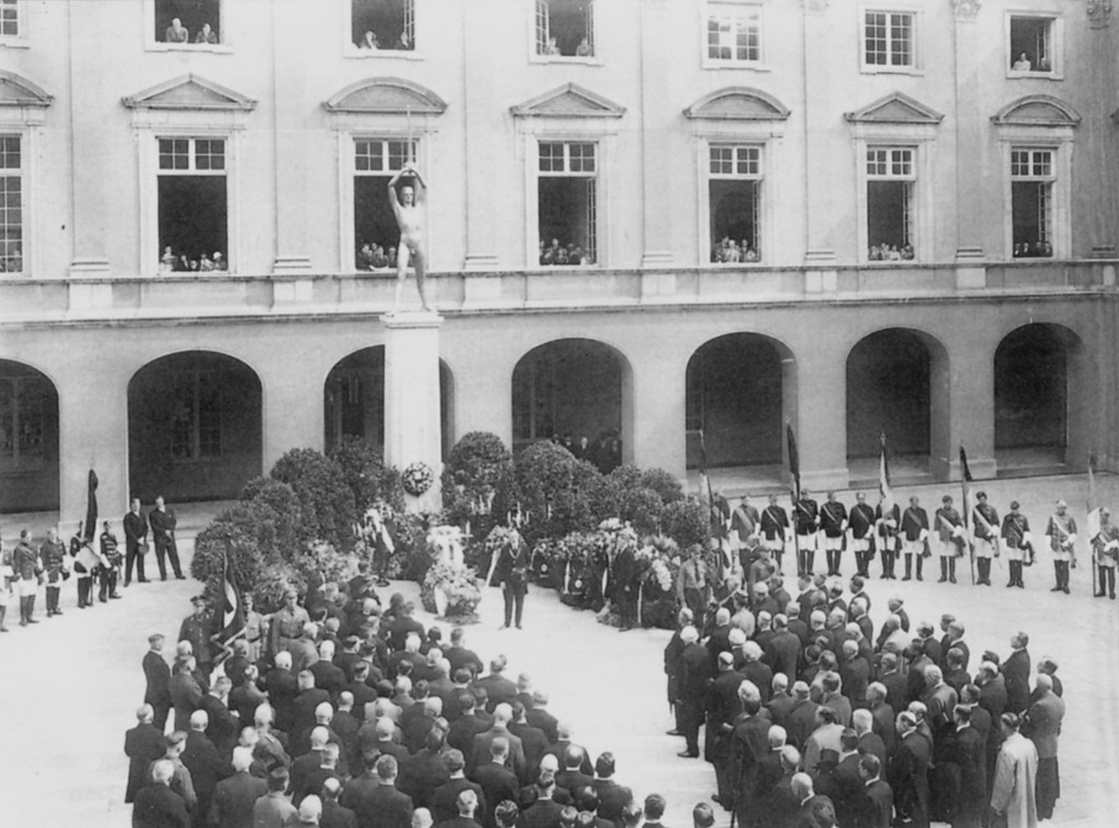 Einweihung des Gefallenendenkmals "Flamme empor" im Innenhof des kurfürstlichen Schlosses Bonn (vermutlich 1926)