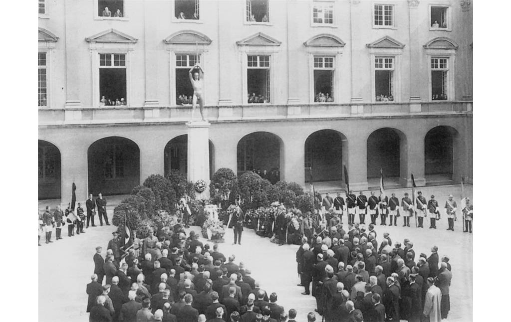 Einweihung des Gefallenendenkmals "Flamme empor" im Innenhof des kurfürstlichen Schlosses Bonn (vermutlich 1926)