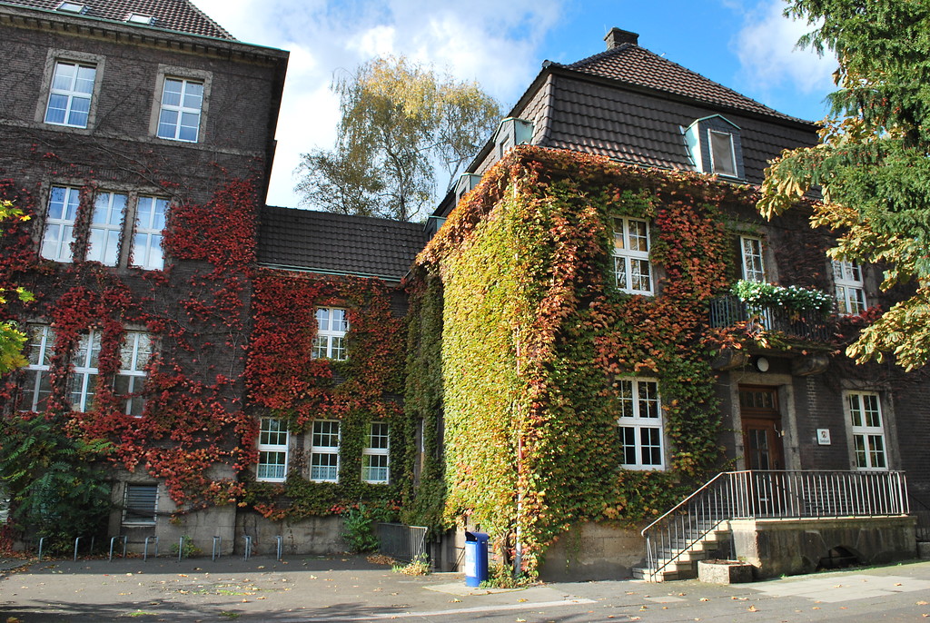 Ein Teil des Bezirksrathauses Rheinhausen in Duisburg (2013); abgebildet ist das Direktorenwohnhaus der ehemaligen Schule, in dem heute das Standesamt untergebracht ist.