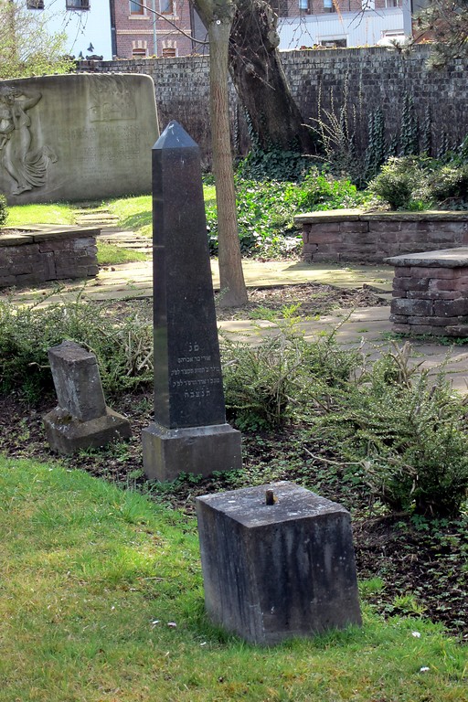 Gedenkstein in Form eines Obelisken auf dem Jüdischen Friedhof in der Talstraße in Eschweiler (2014)