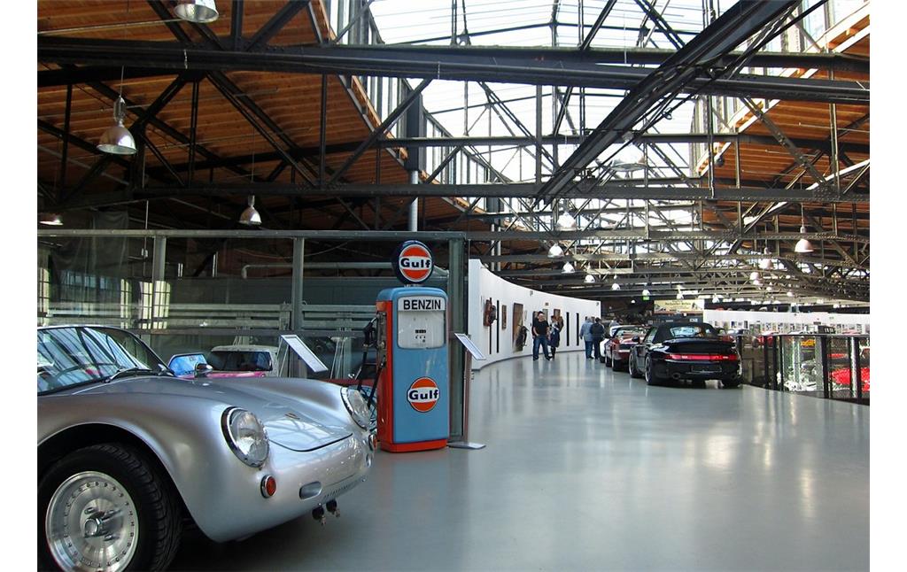 Ein Teil der Fahrzeugausstellung im oberen Rang der der "Classic-Remise" in Düsseldorf-Oberbilk, einem ehemaligen Ringlokschuppen (2015)