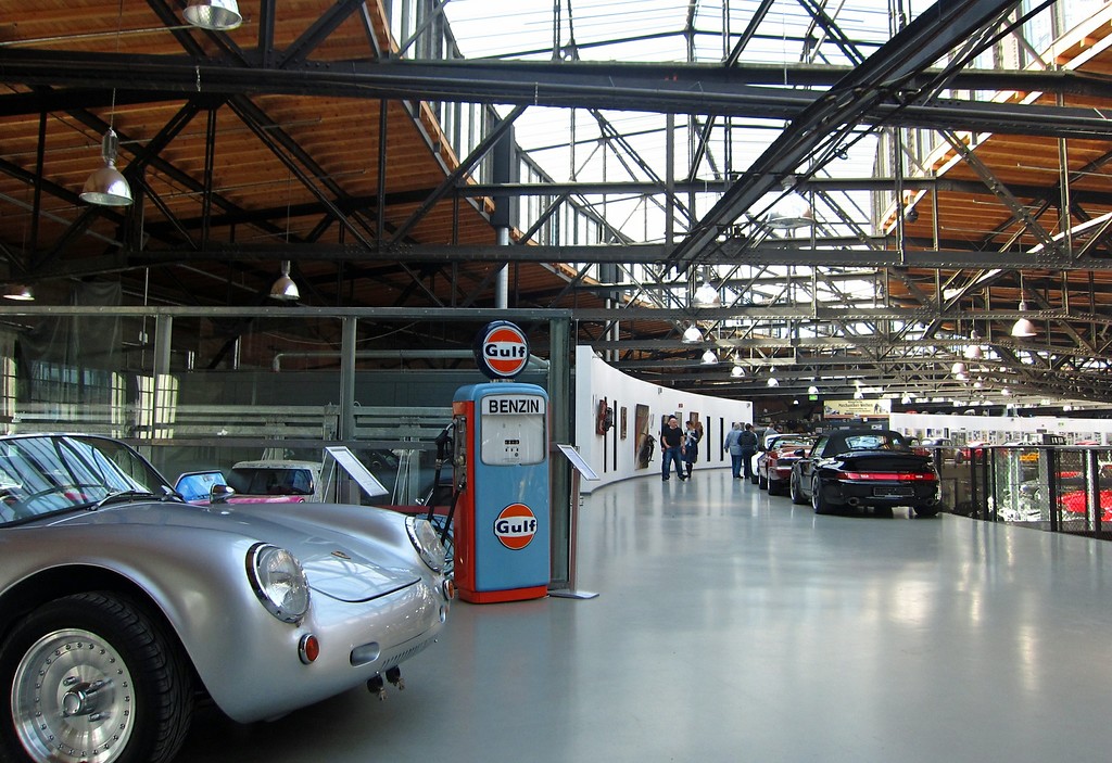 Ein Teil der Fahrzeugausstellung im oberen Rang der der "Classic-Remise" in Düsseldorf-Oberbilk, einem ehemaligen Ringlokschuppen (2015)