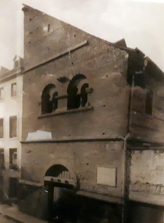 Historische Aufnahme des Trierer Frankenturms (vor 1956) mit dem 1806 errichteten Pultdach.