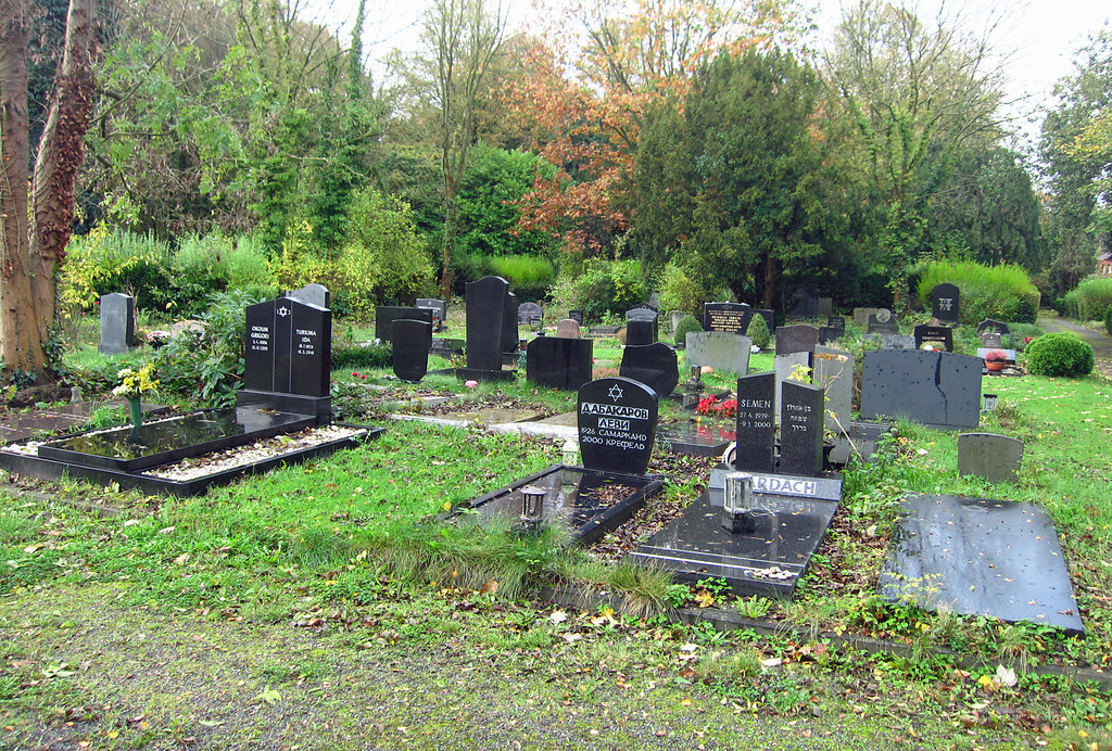 Gräber und Grabmale aus jüngerer Zeit auf dem neuen jüdischen Friedhof (Alte Gladbacher Straße) in Krefeld (2014).