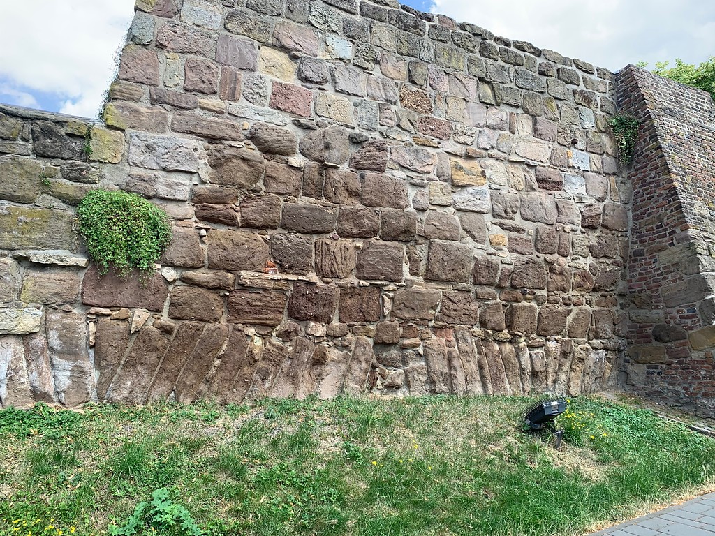 Blick auf das unterschiedlich alte bzw. unterschiedlich erhaltene Mauerwerk am Rest der Dürener Stadtmauer in der Wallstraße (2019).