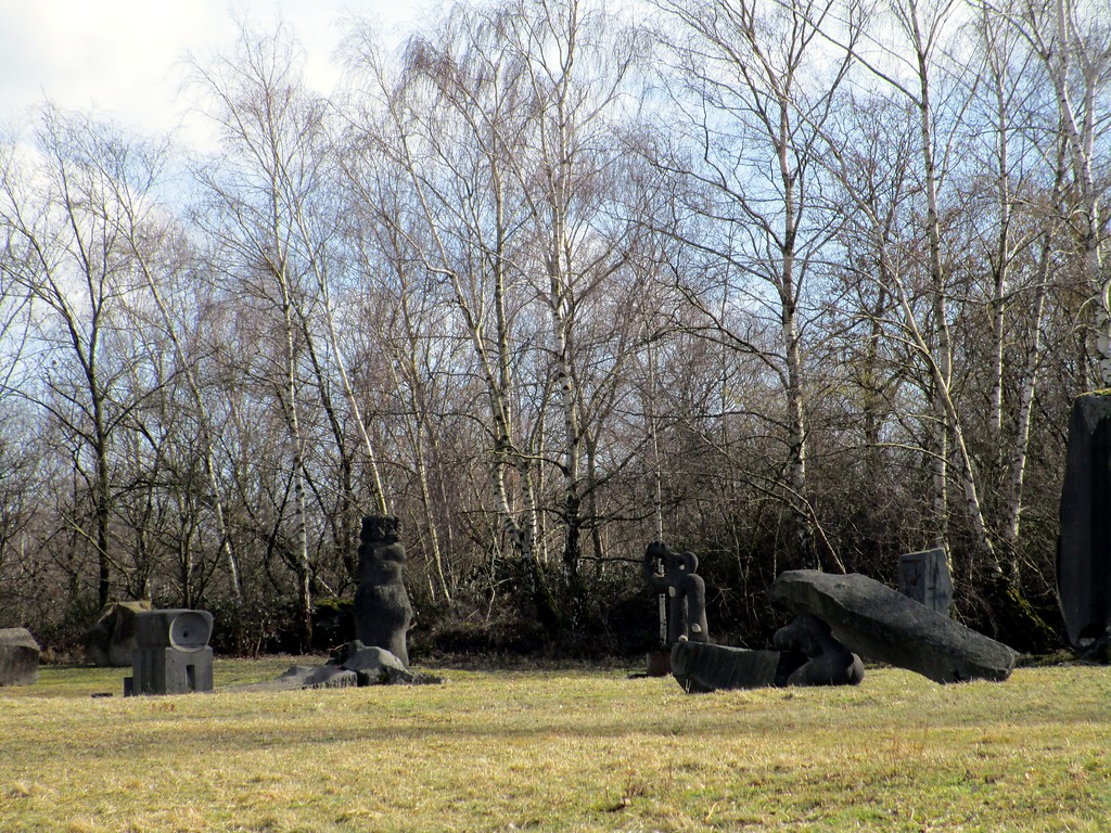 Steinerne Skulpturen im Skulpturengarten LAPIDEA im Grubenfeld nördlich von Mayen (2015)