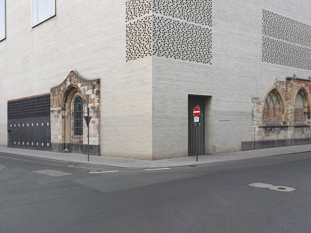 Der Zugang zur Kapelle "Madonna in den Trümmern", welche heute in den Museumsbau der Kolumba von Peter Zumthor integriert ist (2011).