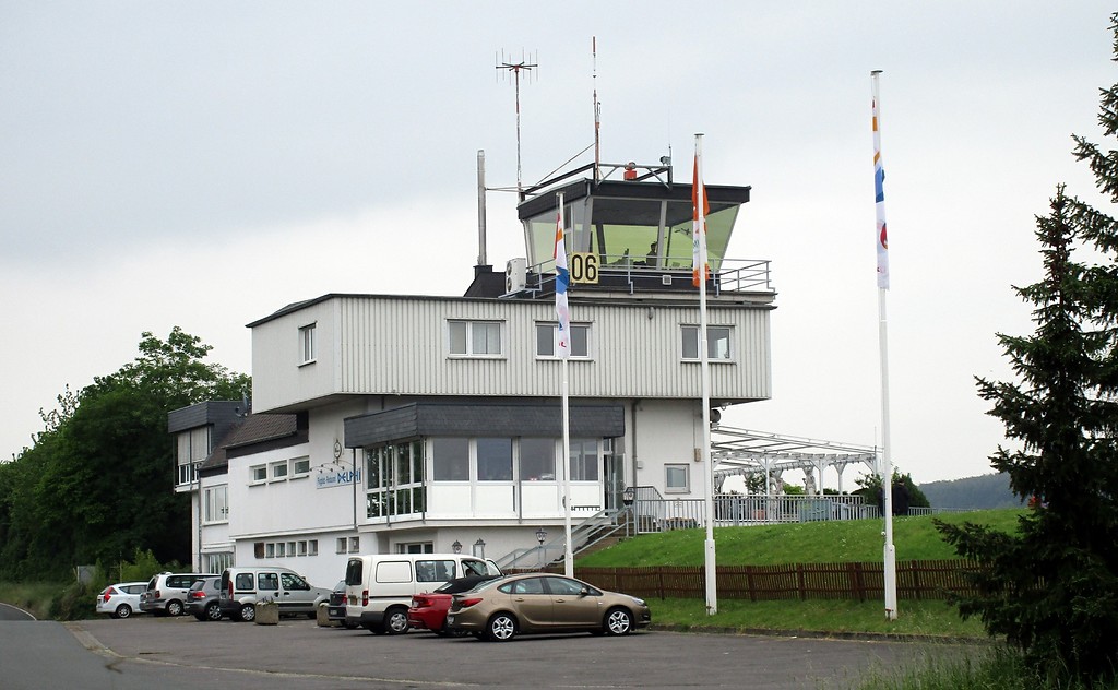 Flugplatz Koblenz-Winningen, das zentrale Gebäude mit dem Tower (2016).