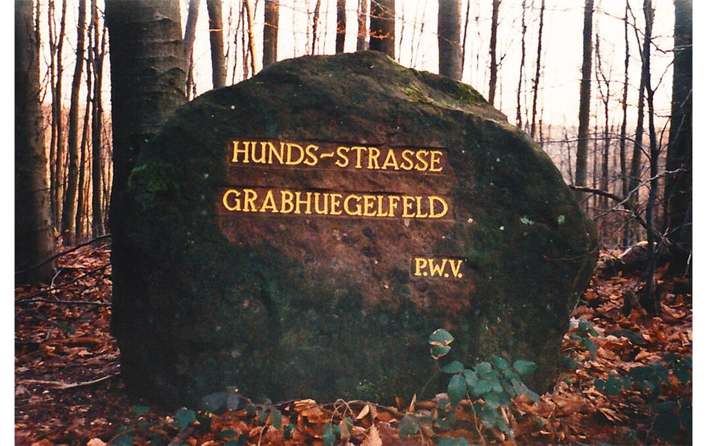 Ritterstein Nr. 244 Hunds-Strasse Grabhuegelfeld östlich von Heltersberg an der L 499 (1998)