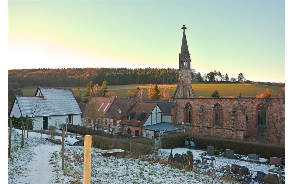 Blick von Südosten auf das ehemalige Gelände des Klosters Rosenthal. Rechts im Bild die Ruine der Klosterkirche (2018).