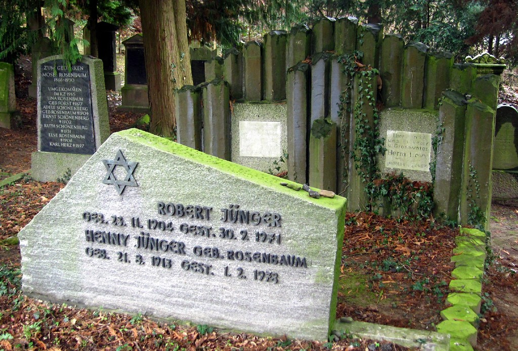 Grabsteine auf dem jüdischen Friedhof Hermann-Levy-Straße in Hennef-Geistingen (2013).