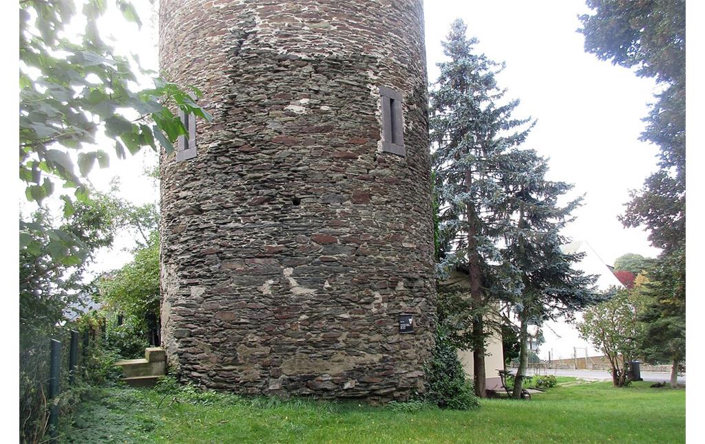 Blick von Westen her auf den "Alten Turm" der früheren Stadtbefestigung von Kaisersesch (2020), anhand der unterschiedlichen Färbung des Mauerwerks lässt sich die in den Jahren 1980/81 erfolgte Renovierung des Bauwerks noch gut nachvollziehen.