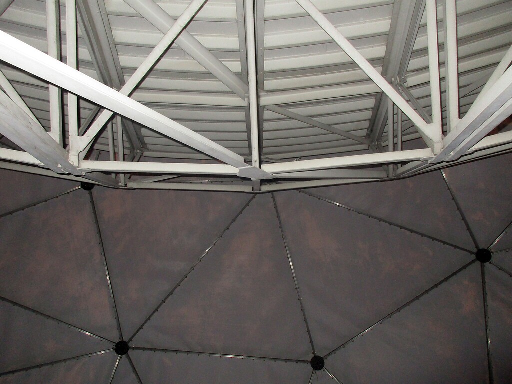 Innenaufnahme der Radaranlage in der Mercator-Kaserne bei Euskirchen (2021). Oben im Bild die Struktur des Parabolspiegels, darunter Felder der 1985 ergänzten kuppelartigen Schutzhülle.