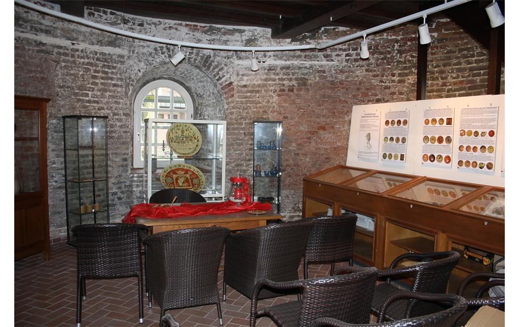 Der zu einem Trauzimmer umgestaltete Innenraum der Gommanschen Mühle mit der Bestuhlung vor Prunktellern aus Sonsbeck und einem Teil der Keramikausstellung (2014).