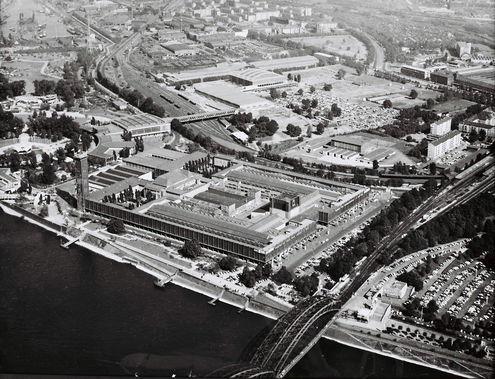 Historische Luftaufnahme von um 1960: das Kölner Messegelände mit der 1957/58 erbauten neuen Sporthalle in Hintergrund.
