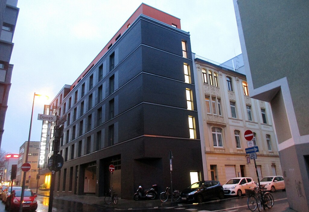 Das Hotel "Marriott Courtyard" am 2012 abgerissenen Firmensitz von "Afri Cola", Blick von der Dagobertstraße in Richtung der Turiner Straße in Köln-Altstadt-Nord (2021).