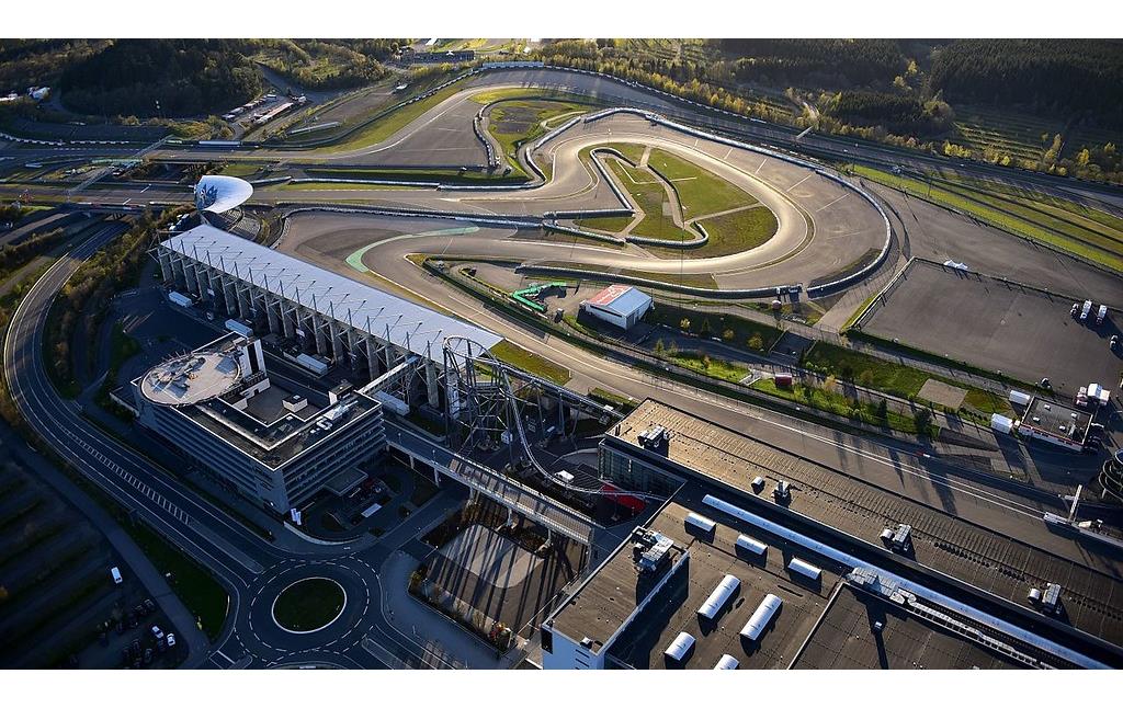 Luftaufnahme eines Teils der Grand-Prix-Strecke des Nürburgrings, mittig im Vordergrund die berüchtigte "ring°racer"-Achterbahn (2016)