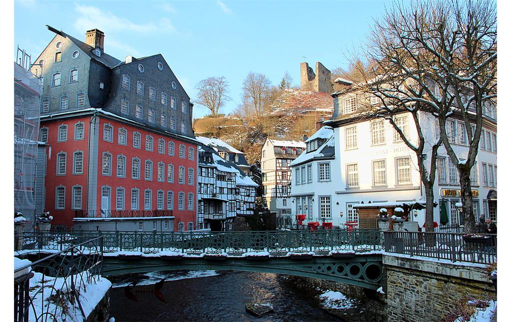 Das Rote Haus in Monschau, daneben Altstadthäuser, die Ruinen von Haller und die Brücke über die Rur (2013).