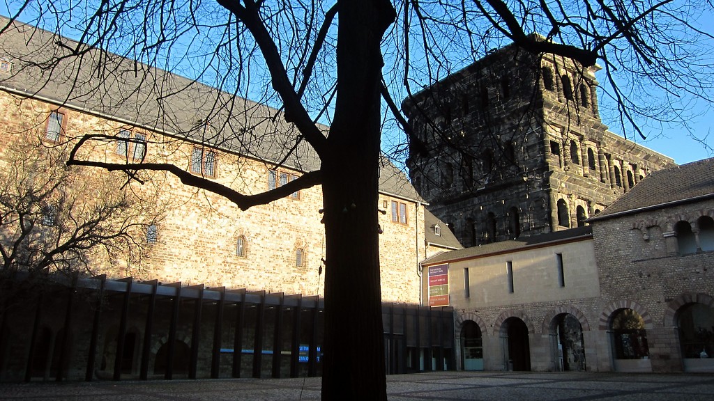 Simeonsstift (Kanonikerstift St. Simeon) in Trier, Ansicht des Nordflügels und der benachbarten Porta Nigra vom Innenhof aus (2014).