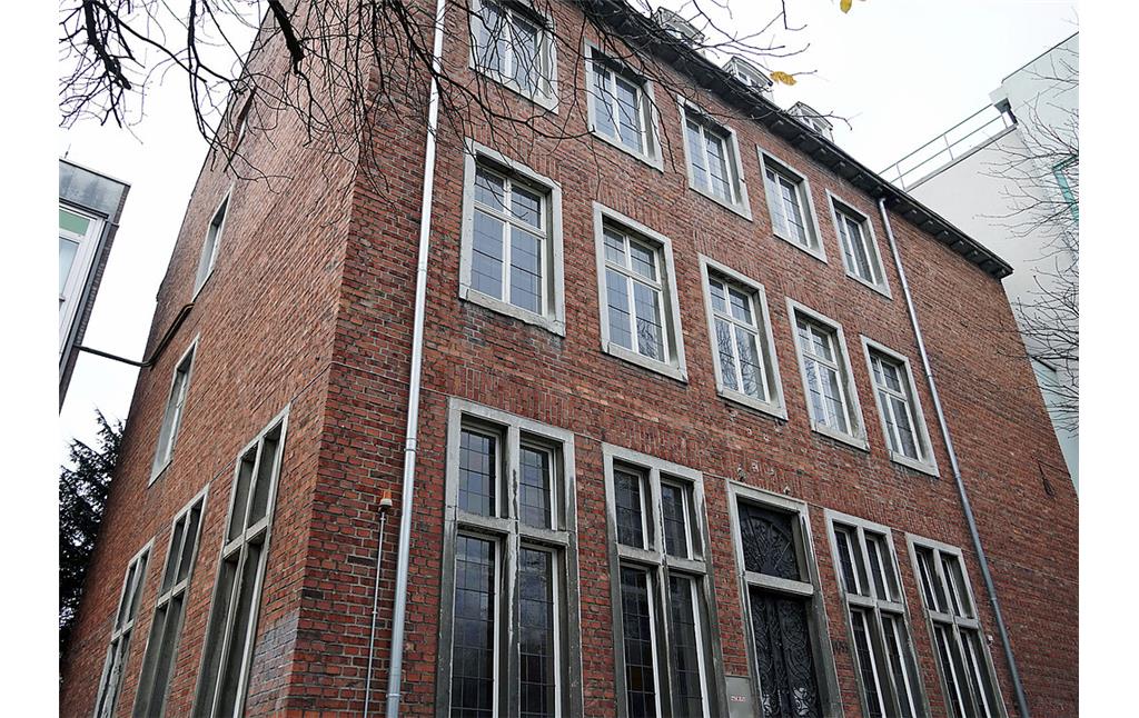 Das ehemalige Pfandleihhaus, an das der Lombardsaal 1705 rückwärtig als Versteigerungssaal angebaut worden ist (Aachen-Mitte / 2021).