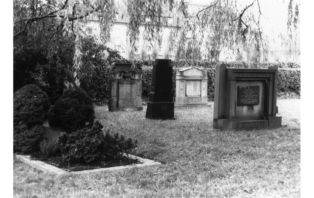 Gräber auf dem Jüdischen Friedhof in Beeck-Stockum in Duisburg (1984)