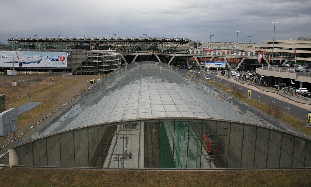 Der im Juni 2004 eröffnete Flughafenbahnhof mit dahinterliegendem Terminal 2 des Flughafens Köln/Bonn (2015).