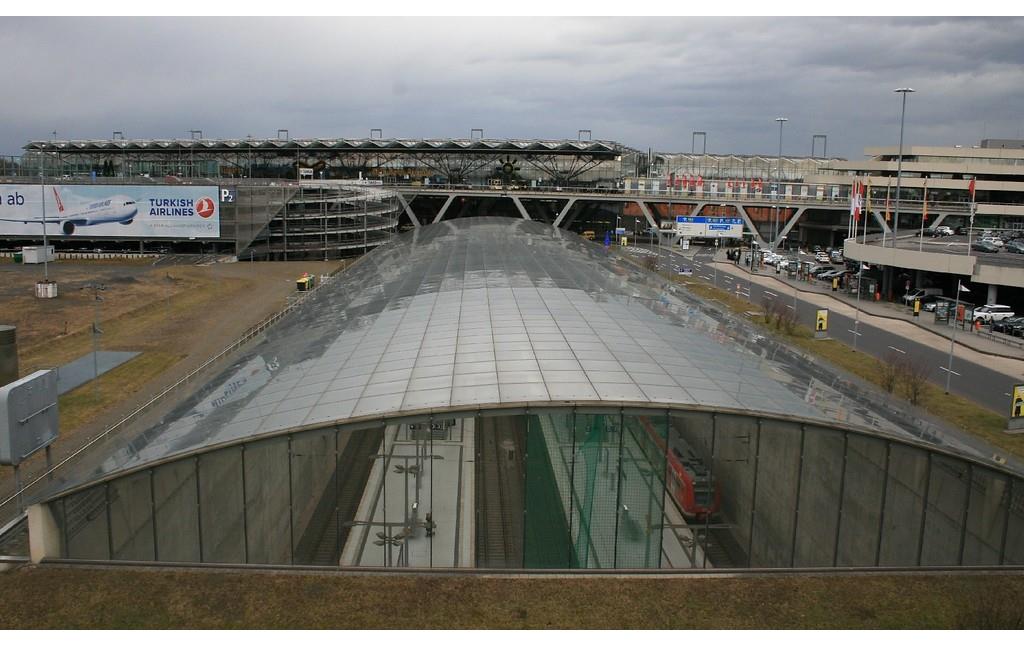Der im Juni 2004 eröffnete Flughafenbahnhof mit dahinterliegendem Terminal 2 des Flughafens Köln/Bonn (2015).