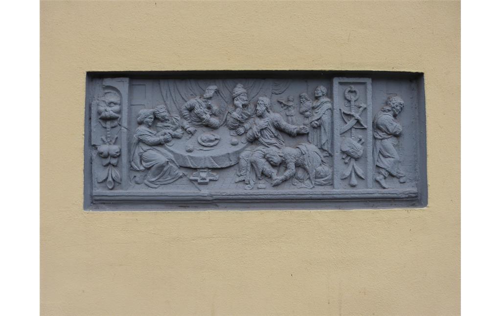 Reliefplatte "Fußsalbung Christi" am Kurfürstlichen Gärtnerhaus am Beethovenplatz in Bonn (2012)