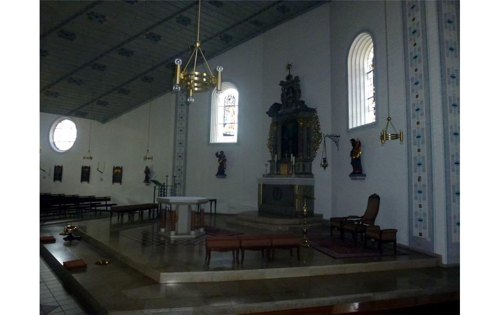 Katholische Pfarrkirche Sankt Lambertus in Halsenbach - Innenraum mit Blick auf den Altar (2014)
