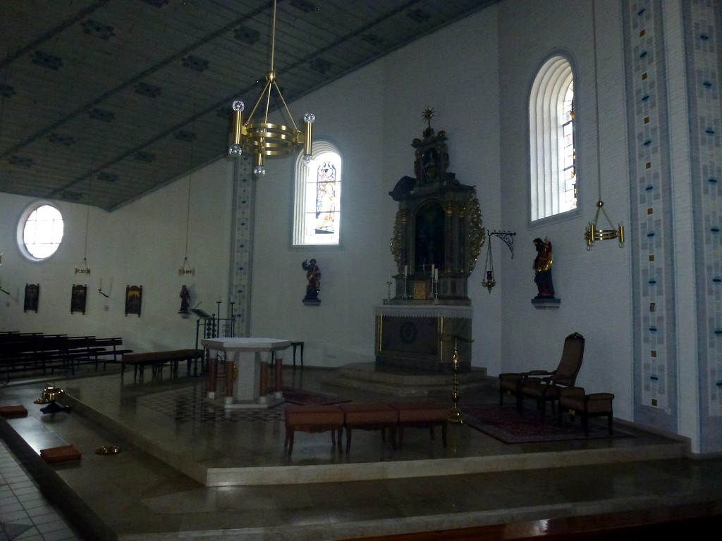 Katholische Pfarrkirche Sankt Lambertus in Halsenbach - Innenraum mit Blick auf den Altar (2014)