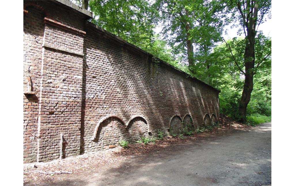 Mauerwerk des Forts Deckstein in Köln-Lindenthal. Direkt dahinter liegt der Felsengarten (2021).
