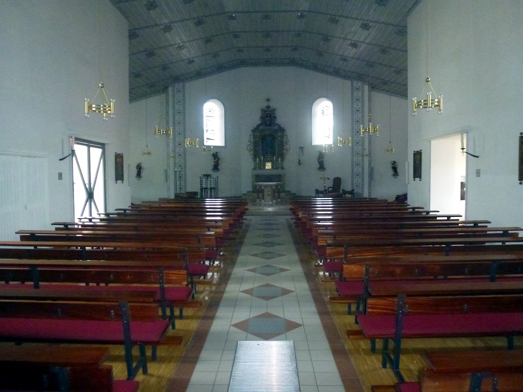 Katholische Pfarrkirche Sankt Lambertus in Halsenbach - Blick in den Innenraum mit Mitteischiff und Altar (2014)