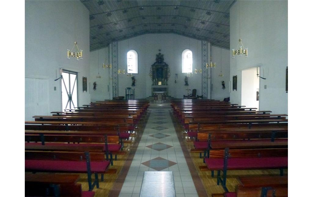 Katholische Pfarrkirche Sankt Lambertus in Halsenbach - Blick in den Innenraum mit Mitteischiff und Altar (2014)