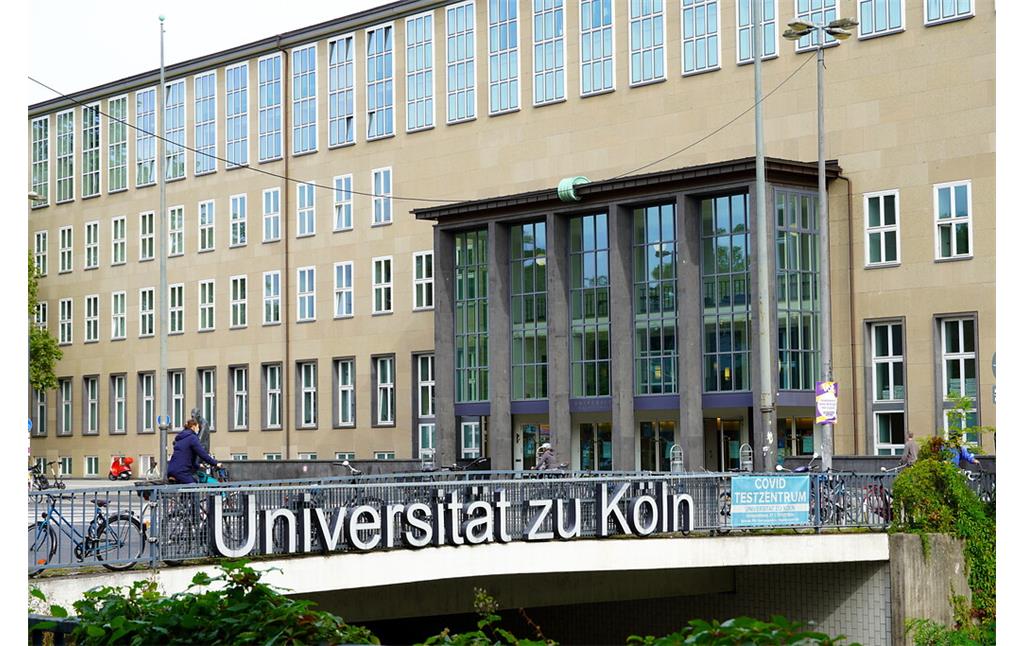Blick auf das Hauptgebäude der Universität zu Köln in Lindenthal (2021). Unter der Unterführung liegt die dicht befahrene Universitätsstraße.