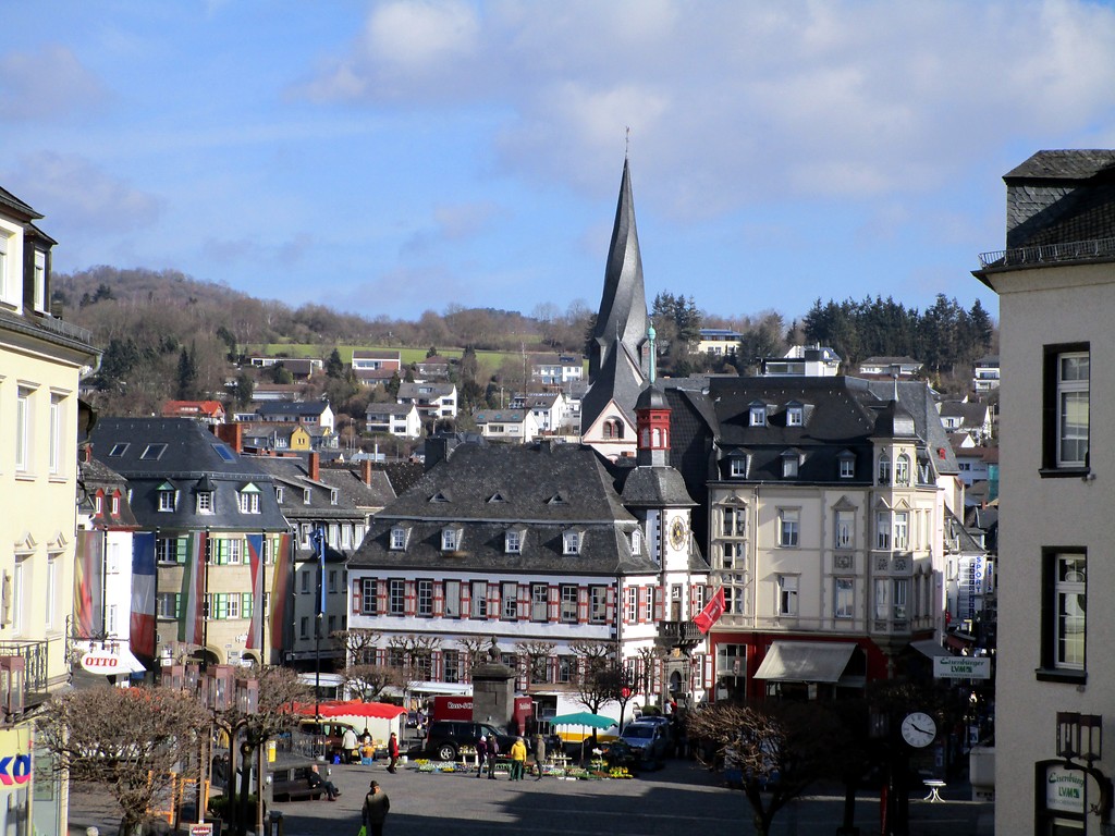Blick über den Marktplatz in Mayen: zentral das Alte Rathaus, recht davon das historische Kaufhaus und dahinter der gedrehte Turm der Clemenskirche (2015).