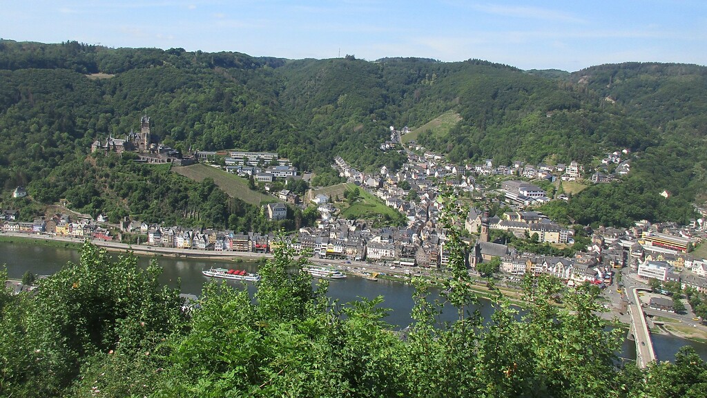 Blick vom Conder Berg aus auf die Stadt Cochem, links die Reichsburg und rechts die alte Skagerrak-Moselbrücke (2020).