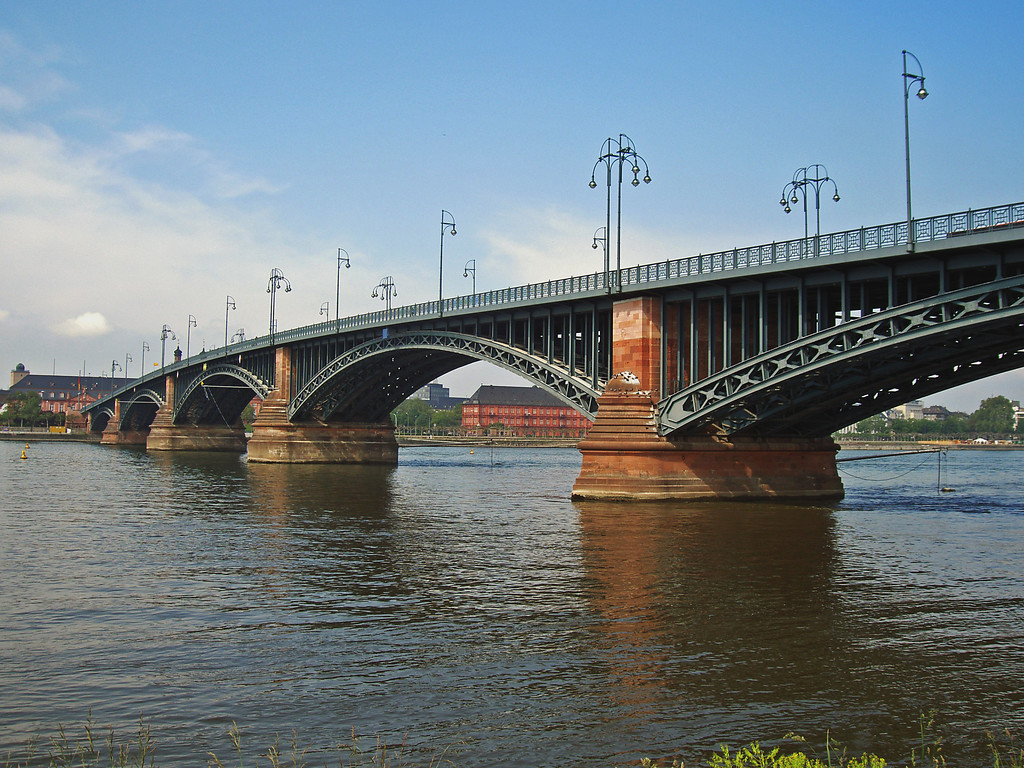 Die Theodor-Heuss-Brücke über den Rhein zwischen Mainz und Wiesbaden (2005).