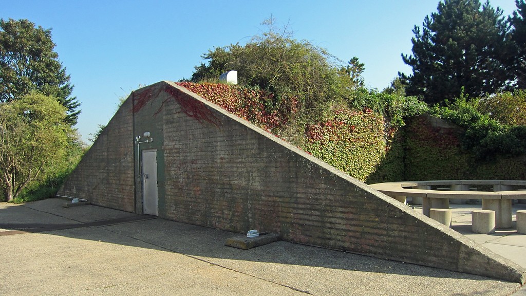 Ein ehemaliger Bunkereingang der Raketenstation Hombroich auf dem heutigen Gelände der Langen Foundation bei Neuss-Hombroich (2014).