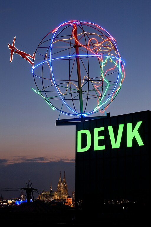 Die "Weltkugel" an ihrem zweiten Kölner Standort auf den Dach des DEVK-Gebäudes in Köln-Riehl (2012).