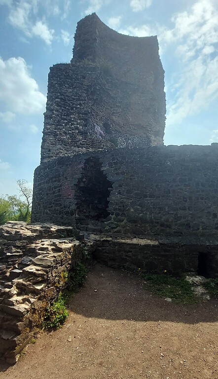 Die Ruine des wohl einst als Wohnturm genutzten Bergfrieds der Tomburg bei Rheinbach-Wormersdorf (2022).