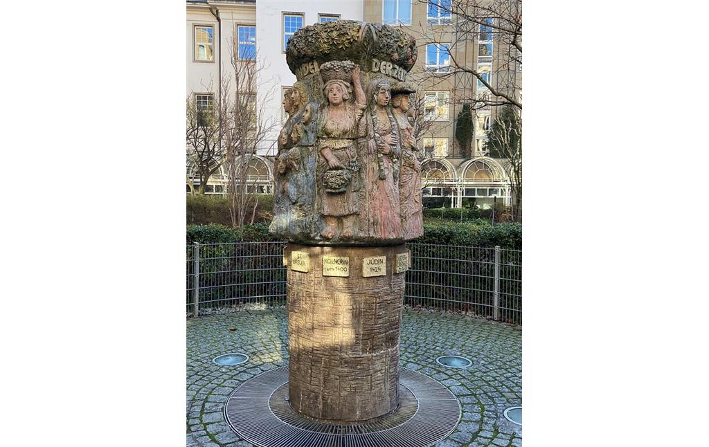 Der Kölner Frauenbrunnen im Innenhof der Wohnanlage "An Farina" (2023).