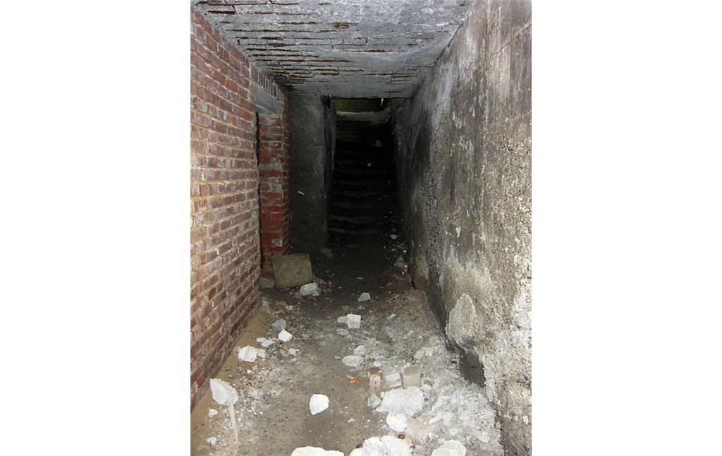 Flur mit daran anschließendem Treppenaufgang im Keller der sogenannten "Adenauervilla" im Kammerwald (2015).