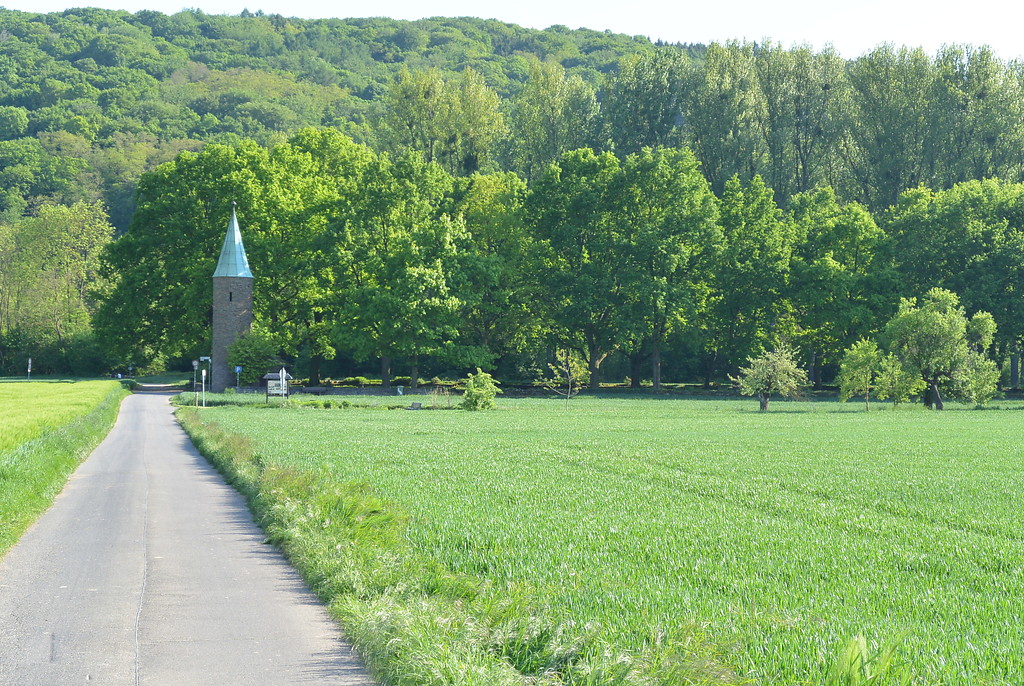 Zufahrt zum Soldatenfriedhof bei Sinzig-Bad Bodendorf (2014)