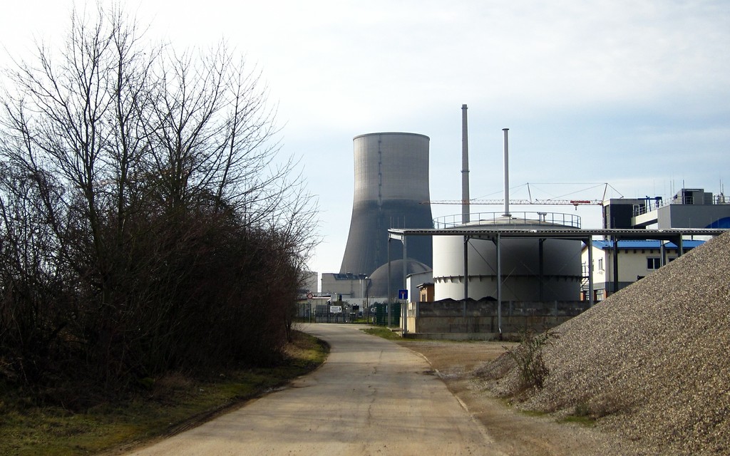 Der 162 Meter hohe Kühlturm und die davor liegende kugelförmige Reaktorkupper des 1986-1988 betriebenen Kernkraftwerks Mülheim-Kärlich, Ansicht aus östlicher Richtung (2015)