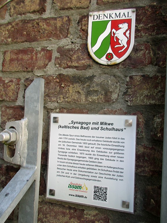Denkmalplakette und Informationstafel zur ehemaligen Synagoge Kapellener Straße in Issum mit jüdischer Mikwe (Ritualbad) und Schulhaus, heute Gedenkstätte (2016).