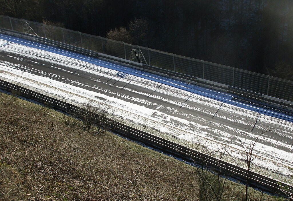 Winterlicher Blick über den Streckenabschnitt "Kesselchen / Klostertal" der Nürburgring-Nordschleife (2021).